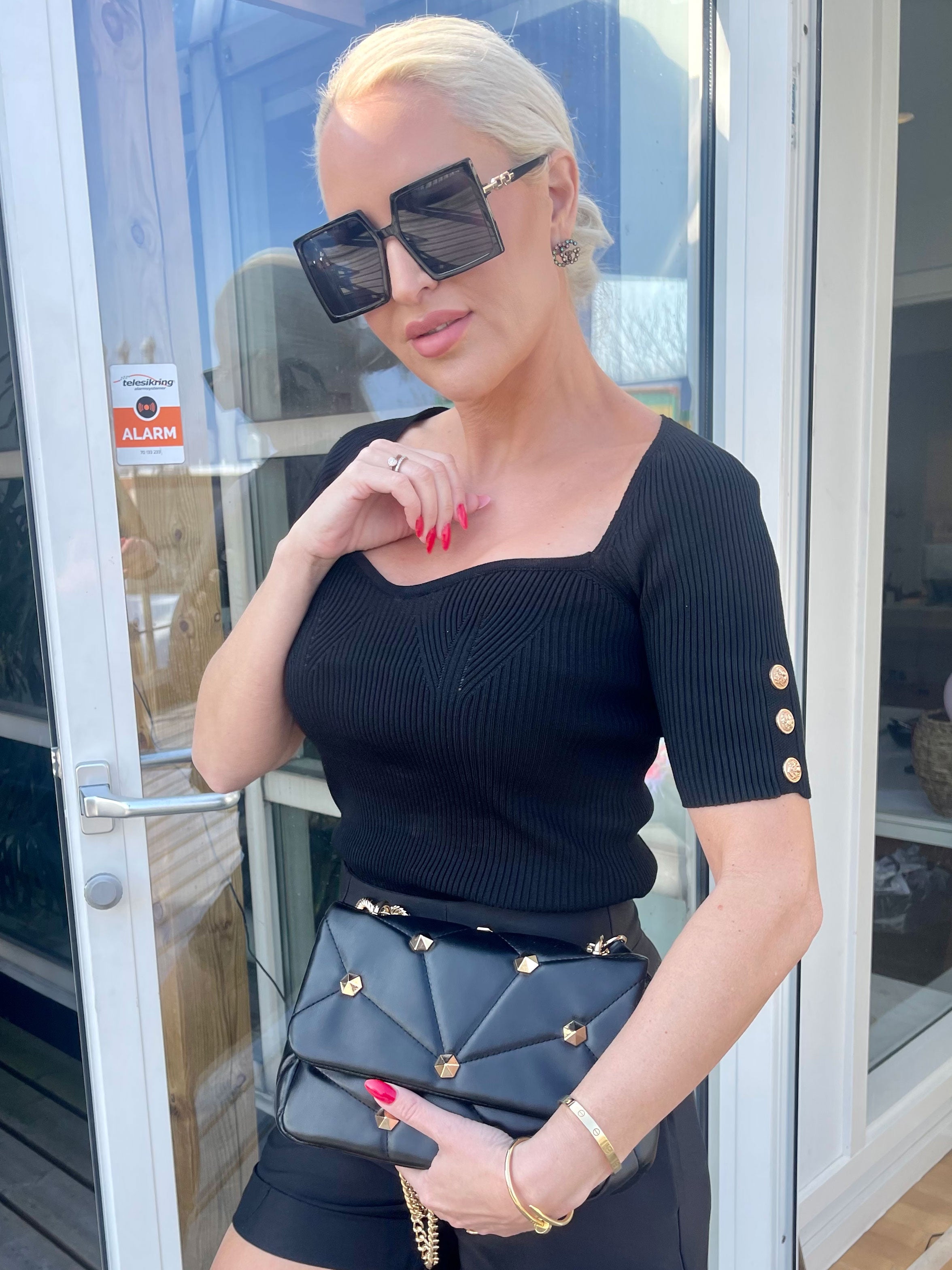 Lilli - Bluse med hjerteudskæring og guldknapper